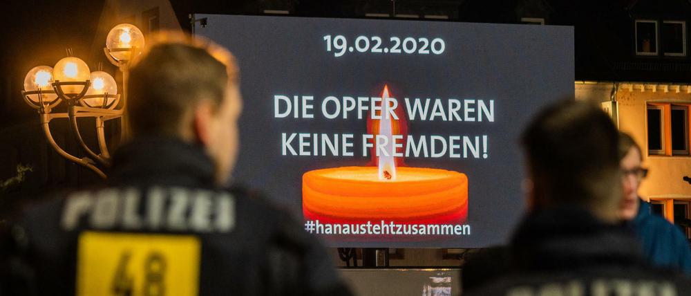 Auf einer Videoleinwand war am Abend die Trauerfeier für die Opfer des Anschlags zu sehen.