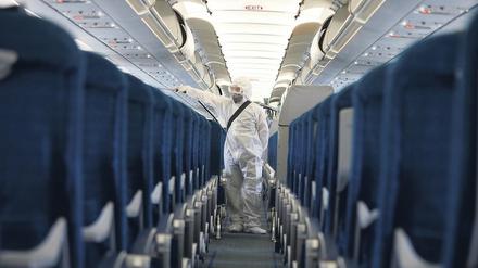 Vorsorge. Ein Mitarbeiter versprüht Desinfektionsmittel in einer Maschine der Vietnam Airlines am Flughafen Noi Bai in Hanoi.