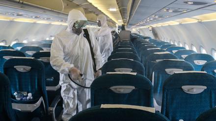 In Vietnam werden Flugzeuge desinfiziert.