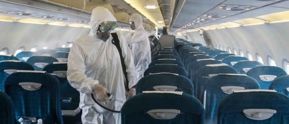 In Vietnam werden Flugzeuge desinfiziert. 