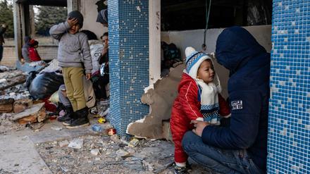 Flüchtlinge suchen an der türkisch-griechischen Grenze Zuflucht in einem verlassenen Gebäude.