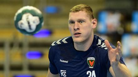 Dainis Kristopans ist mit 2,15 Meter der größte Spieler der Handball-Bundesliga - und wird oft hart angegangen. 