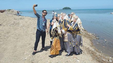 Im türkischen Giresun posieren Touristen vor der Insel der Amazonen.