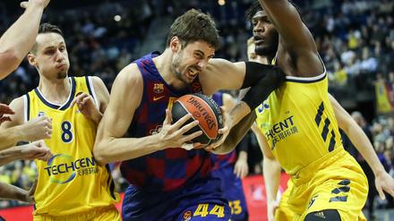 Mitten durch: Ante Tomic (Mitte) und sein Team aus Barcelona bekam gegen Albas Marcus Eriksson (links) und Landry Nnoko nichts geschenkt.