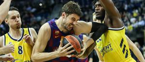 Mitten durch: Ante Tomic (Mitte) und sein Team aus Barcelona bekam gegen Albas Marcus Eriksson (links) und Landry Nnoko nichts geschenkt.
