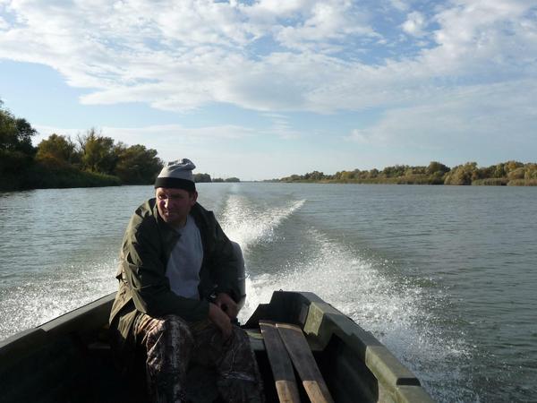 Ein Mann im rumänischen Donaudelta.