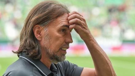 Auch das noch: Martin Schmidt und der FC Augsburg stehen vor großen Aufgaben.