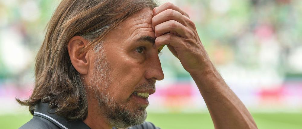Auch das noch: Martin Schmidt und der FC Augsburg stehen vor großen Aufgaben.