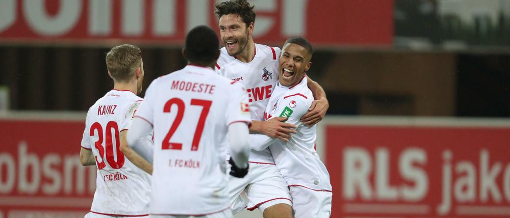 Gute Laune: Die Kölner bejubeln ihren Torschützen Jonas Hector (Zweiter von rechts).