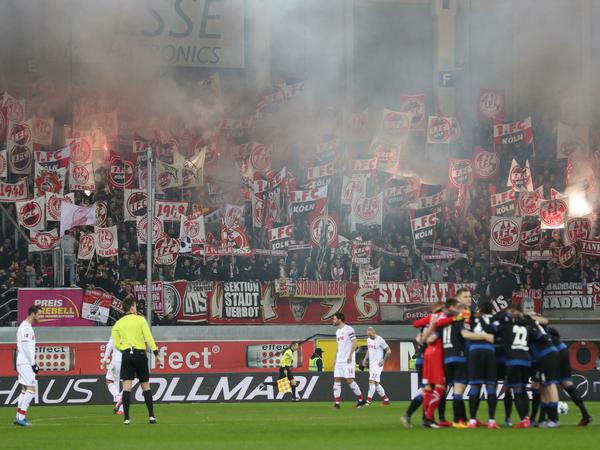 Heiße Angelegenheit: Auch die Fans standen vor dem Spiel im Blickpunkt.