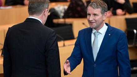Bodo Ramelow (links) verweigert Björn Höcke den Handschlag.