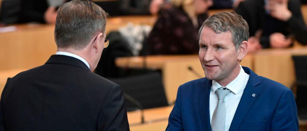 Bodo Ramelow (links) verweigert Björn Höcke den Handschlag.