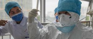 In China sind - trotz Schutzmaßnahmen - fast 30 Prozent der an Covid-19 Erkrankten Klinikmitarbeiter oder medizinisches Personal. Ein medizinischer Mitarbeiter. Allerdings steckten sie sich wohl vor allem außerhalb der Kliniken an.
