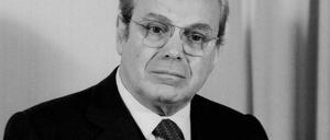 Javier Perez de Cuellar, damaliger UN-Generalsekretär, spricht auf einer Pressekonferenz. Perez de Cuellar ist im Alter von 100 Jahren gestorben. 