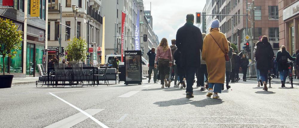 Im Oktober war die Friedrichstraße schon einmal für ein Wochenende eine Flaniermeile. Jetzt wird der Versuch ausgedehnt.