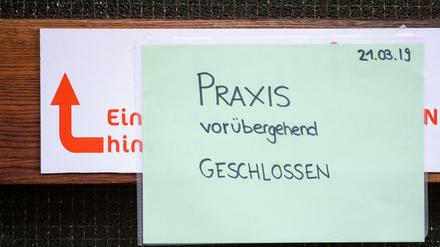Schild an der Logopädie-Praxis des Angeklagten aus Würzburg