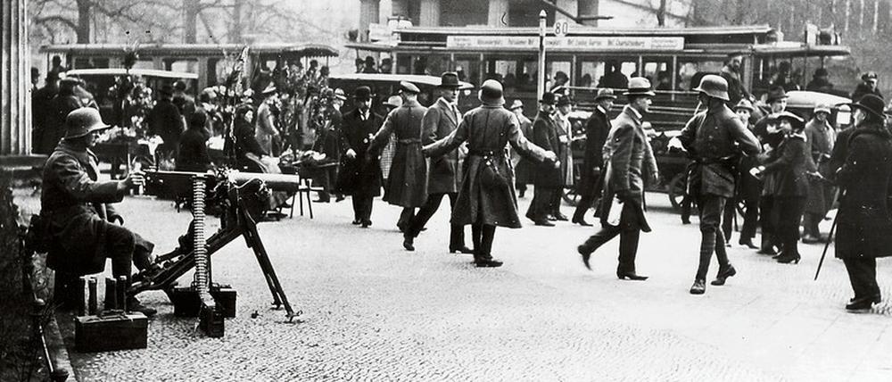 Alltag im Ausnahmezustand. Schwer bewaffnete Freikorps-Milizen gehen am 13. März 1920 auch am Leipziger Platz in Stellung – das Berliner Leben geht weiter. 