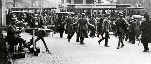 Alltag im Ausnahmezustand. Schwer bewaffnete Freikorps-Milizen gehen am 13. März 1920 auch am Leipziger Platz in Stellung – das Berliner Leben geht weiter. 