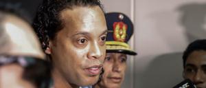 Der Ex-Fußballer Ronaldinho bei seiner Festnahme.