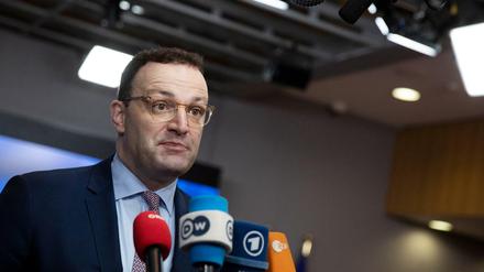 Gesundheitsminister Jens Spahn (CDU) lässt Todkranke weiter warten. Das Urteil aus Karlsruhe binde ihn nicht, hieß es. 