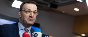 Gesundheitsminister Jens Spahn (CDU) lässt Todkranke weiter warten. Das Urteil aus Karlsruhe binde ihn nicht, hieß es. 