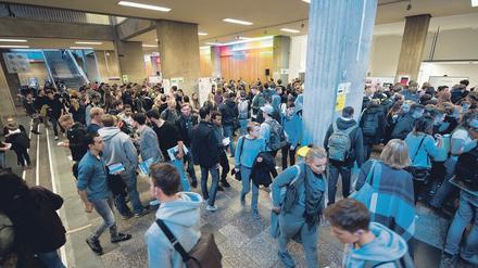 An der TU Berlin wurden bereits einige Großveranstaltungen abgesagt – „2000 Leute im Audimax zu haben, ist zu riskant“, sagt der Präsident (hier ein Archivbild, das das Foyer vorm Audimax zeigt). 
