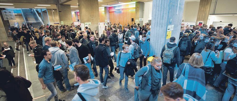 An der TU Berlin wurden bereits einige Großveranstaltungen abgesagt – „2000 Leute im Audimax zu haben, ist zu riskant“, sagt der Präsident (hier ein Archivbild, das das Foyer vorm Audimax zeigt). 