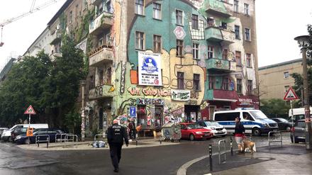 Umkämpfter Kiez: Die Rigaer Straße in Friedrichshain, hier die Ecke zur Liebigstraße.