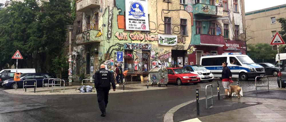 Umkämpfter Kiez: Die Rigaer Straße in Friedrichshain, hier die Ecke zur Liebigstraße.