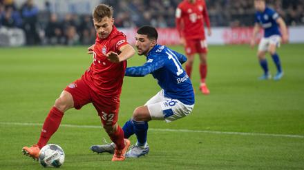 Joshua Kimmich (links) wurde nach dem Sieg auf Schalke mal wieder in den höchsten Tönen gelobt.