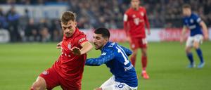 Joshua Kimmich (links) wurde nach dem Sieg auf Schalke mal wieder in den höchsten Tönen gelobt.