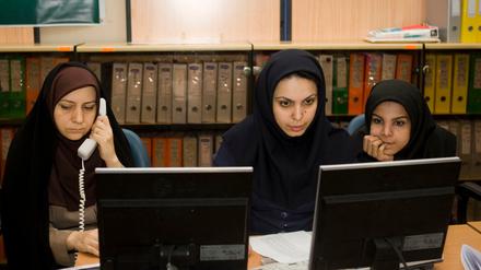 Die Haare müssen bedeckt sein: Mitarbeiterinnen des iranischen Innenministeriums.