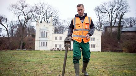 Truppenführer bei der Suche. Im Zweiten Weltkrieg wurde der Babelsberger Park mehrfach bombardiert.
