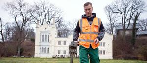 Truppenführer bei der Suche. Im Zweiten Weltkrieg wurde der Babelsberger Park mehrfach bombardiert.