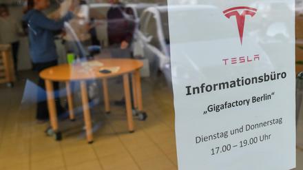 In einem Bürgerbüro in Grünheide kann man sich noch bis Ende März über den Bau der Tesla-Fabrik informieren. 
