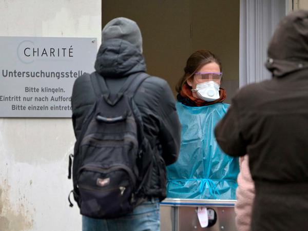 Der Andrang bei der Coronavirus-Untersuchungsstelle der Charité ist groß.