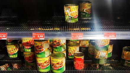 Große Lücken sind in den Regalen vieler Supermärkte derzeit zu finden.