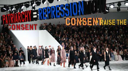 Feministische Schlagwörter und tragbare Mode bei Dior.