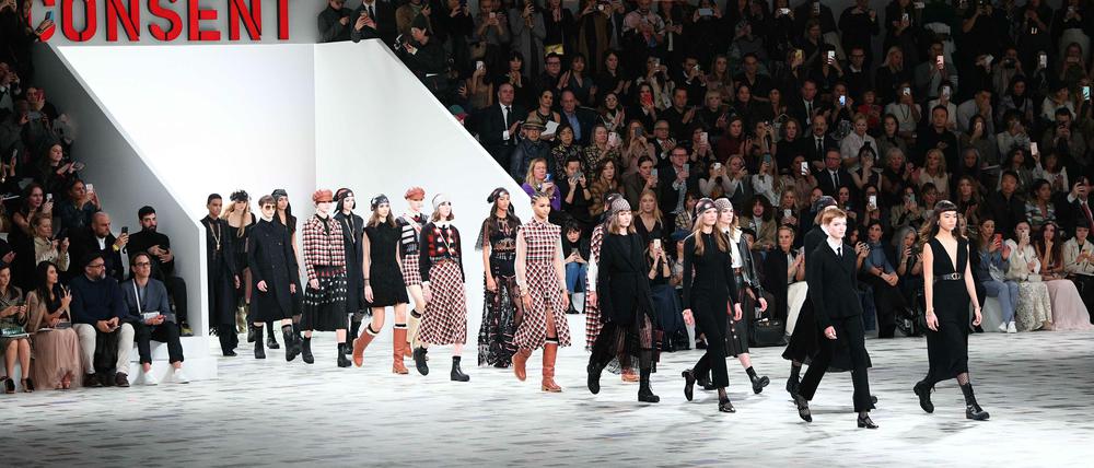 Feministische Schlagwörter und tragbare Mode bei Dior.