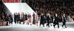 Feministische Schlagwörter und tragbare Mode bei Dior.