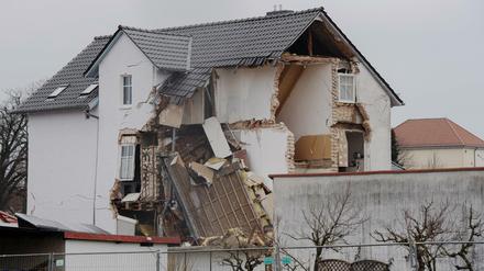 Nach einer Explosion ist ein Haus im brandenburgischen Hohen Neuendorf (Kreis Oberhavel) einsturzgefährdet.