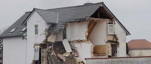 Nach einer Explosion ist ein Haus im brandenburgischen Hohen Neuendorf (Kreis Oberhavel) einsturzgefährdet.