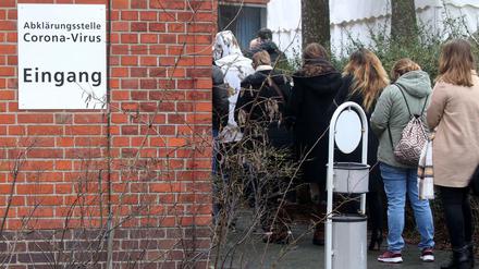Überall in Berlin (hier am Wenckebach-Klinikum im Bezirk Tempelhof) wollen Menschen testen lassen, ob sie sich mit dem neuartigen Coronavirus angesteckt haben. Der Leiter des Gesundheitsamts Reinickendorf kritisiert nun das nationale Krisenmanagement.