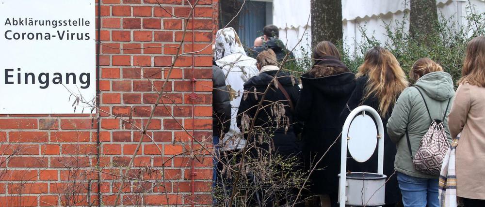 Überall in Berlin (hier am Wenckebach-Klinikum im Bezirk Tempelhof) wollen Menschen testen lassen, ob sie sich mit dem neuartigen Coronavirus angesteckt haben. Der Leiter des Gesundheitsamts Reinickendorf kritisiert nun das nationale Krisenmanagement.