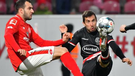 Verbissener Kampf. Mainz und Düsseldorf schenkten sich am Sonntagabend nichts.