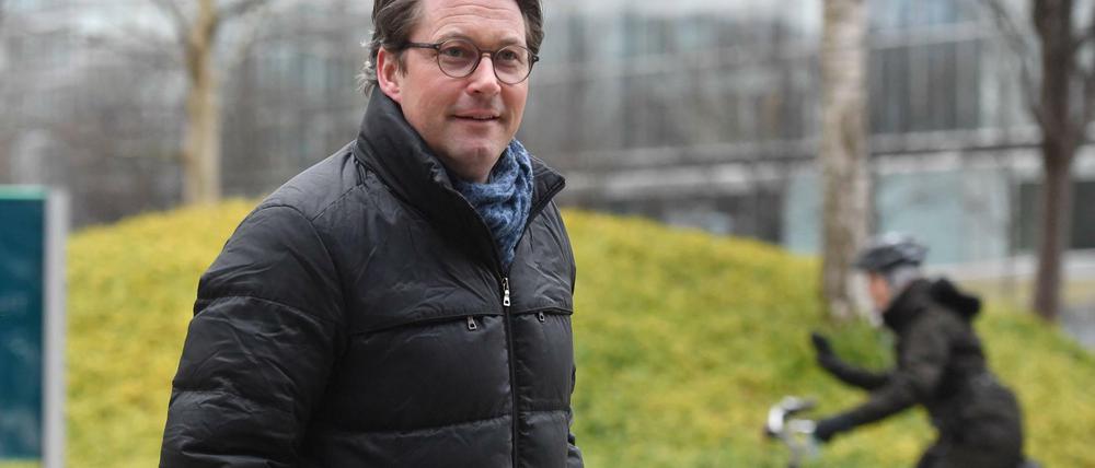 Hinter Bundesverkehrsminister Andreas Scheuer (CSU) fährt ein Fahrrad vorbei