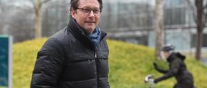 Hinter Bundesverkehrsminister Andreas Scheuer (CSU) fährt ein Fahrrad vorbei