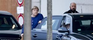 Bundeskanzlerin Angela Merkel (CDU), trifft zum Koalitionsausschuss am Bundeskanzleramt ein. Bei dem Spitzentreffen von Union und SPD ging es unter anderem um die Ausbreitung des Corona-VIrus.