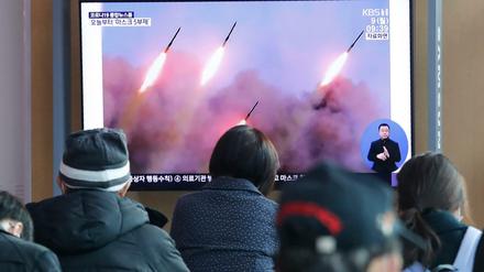 Menschen in Südkorea verfolgen in einem Bahnhof eine Nachrichtensendung, die über einen Raketentest von Nordkorea berichtet.