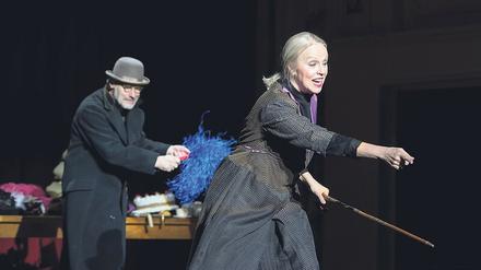 Vom Traum zum Albtraum. Anne Sofie von Otter und Wolfram Koch tragen schwarze Theaterarbeitskleidung bei ihrem den 1920er und 1930er Jahren gewidmeten Schlagerabend „Ich wollt’, ich wär’ ein Huhn!“. 